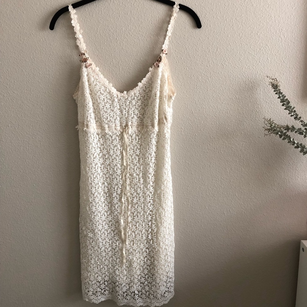 Vintage 90s dress with lace and roses.